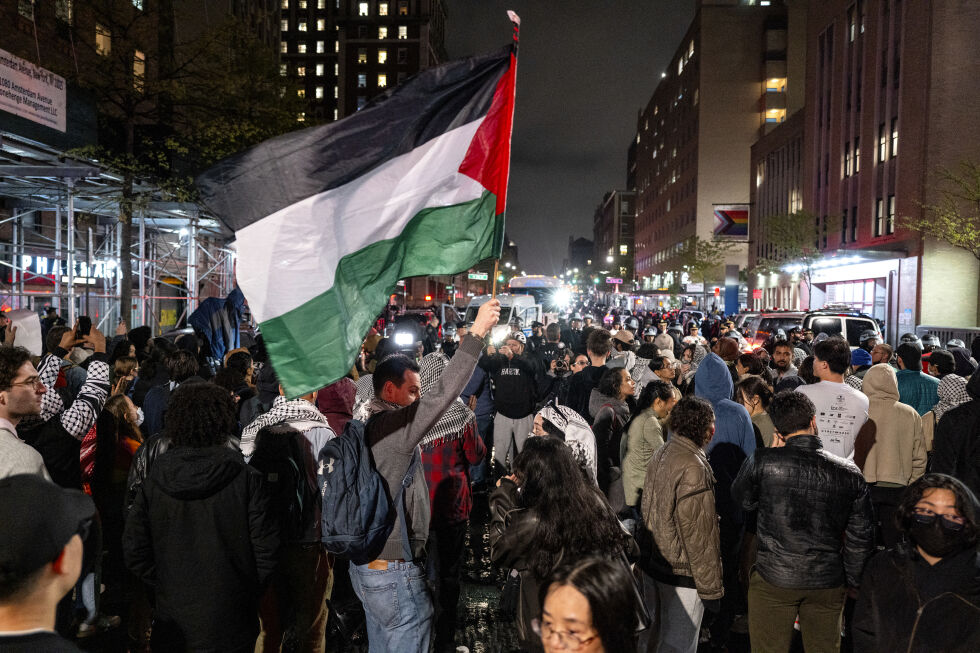 Det har blitt gjennomført en rekke propalestinske demonstrasjoner på amerikanske universiteter den siste tiden. Her fra en demonstrasjon nær Columbia-universitetet i New York City 30. april.
 Foto: Craig Ruttle / AP / NTB