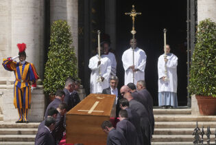 Frans' kiste framme i Santa Maria Maggiore-kirken