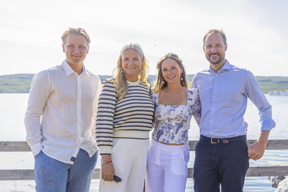 kronprinsfamilien var i forrige uke på feriebesøk i Kirkenes med kongeskipet Norge i strålende sol. Planen var da å dra videre langs kysten. Prins Sverre Magnus, kronprinsesse Mette-Marit, prinsesse Ingrid Alexandra og kronprins Haakon ble fotografert ved Neidenelva i Sør-Varanger kommune.
 Foto: Jan Langhaug / NTB