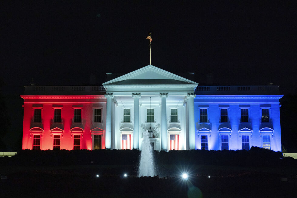 WASHINGTON: Det hvite hus opplyst i det amerikanske flaggets farger i forbindelse med OL i Paris.
 Foto: NTB/AP/Jose Luis Magana