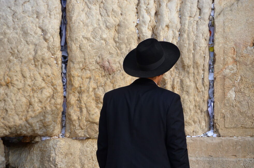 Jøde i bønn ved Klagemuren i Jerusalems gamleby.
 Foto: Adam Fagen. Flickr.com. Creative Commons License ShareAlike 2.0 Generic.