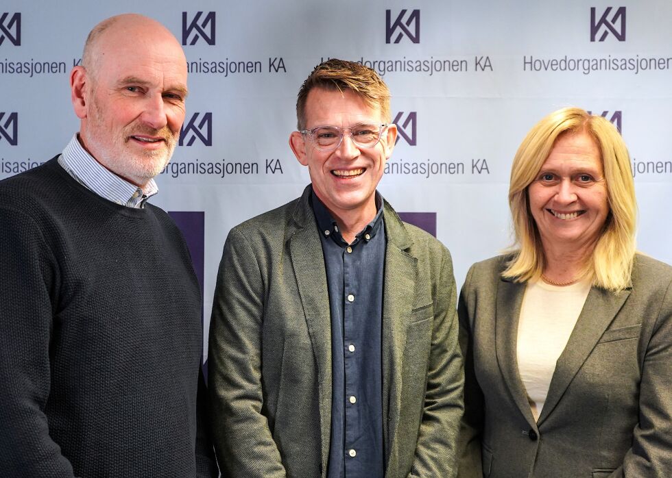 HISTORISK: Den Evangelisk Lutherske Frikirke er blitt medlemmer av Hovedorganisasjonen KA, her representert ved daglig leder Geir Øystein Andersen (til venstre) og synodeleder Tor Erling Fagermoen. KA-direktør Marit Halvorsen Hougsnæs ønsker velkommen i rekkene.
 Foto: Helge Mathisen, KA.