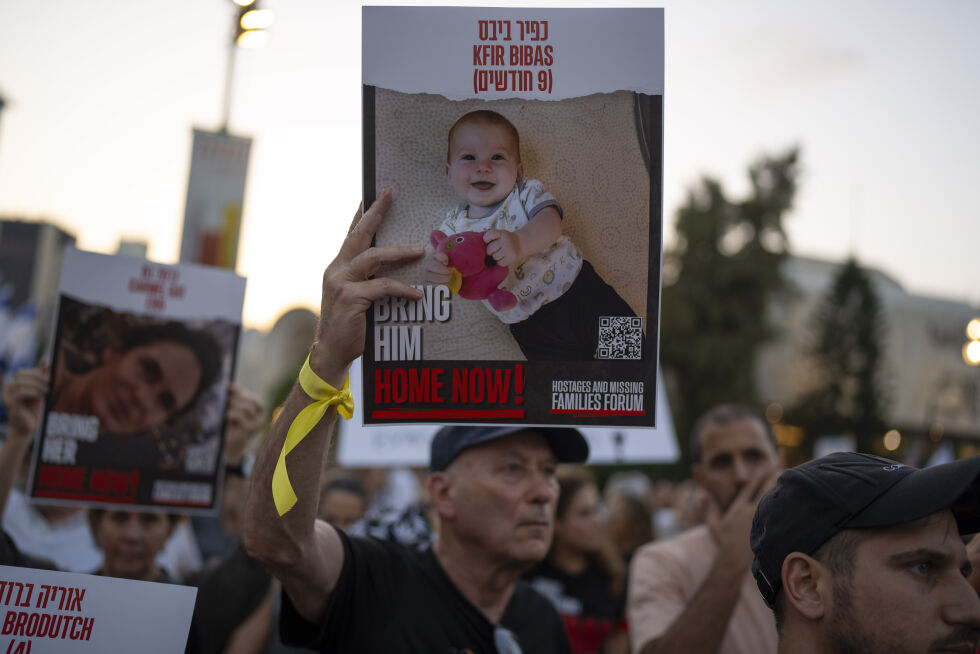 Innbyggere i Kibbutz Kfar Azza holder plakater som viser et bilde av en baby som ble kidnappet av Hamas under den bestialske massakren i Sør-Israel lørdag 7. oktober 2023. Flere barn fra kibbutzen holdes som gisler av Hamas på Gazastripen.
 Foto: Foto: AP Photo/Oded Balilty/NTB.