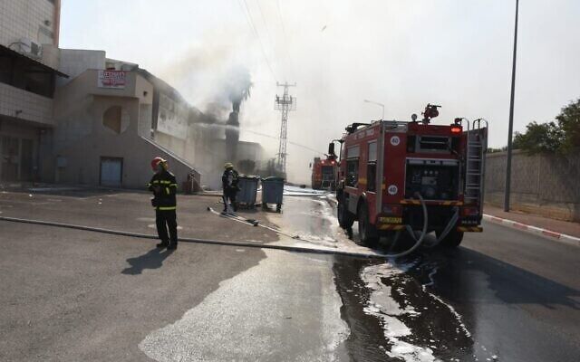 Et forretningsbygg i Sderot sto i brann tirsdag ettermiddag etter å ha blitt rammet av et rakettangrep fra Gaza.
 Foto: Det israelske brannvesenet
