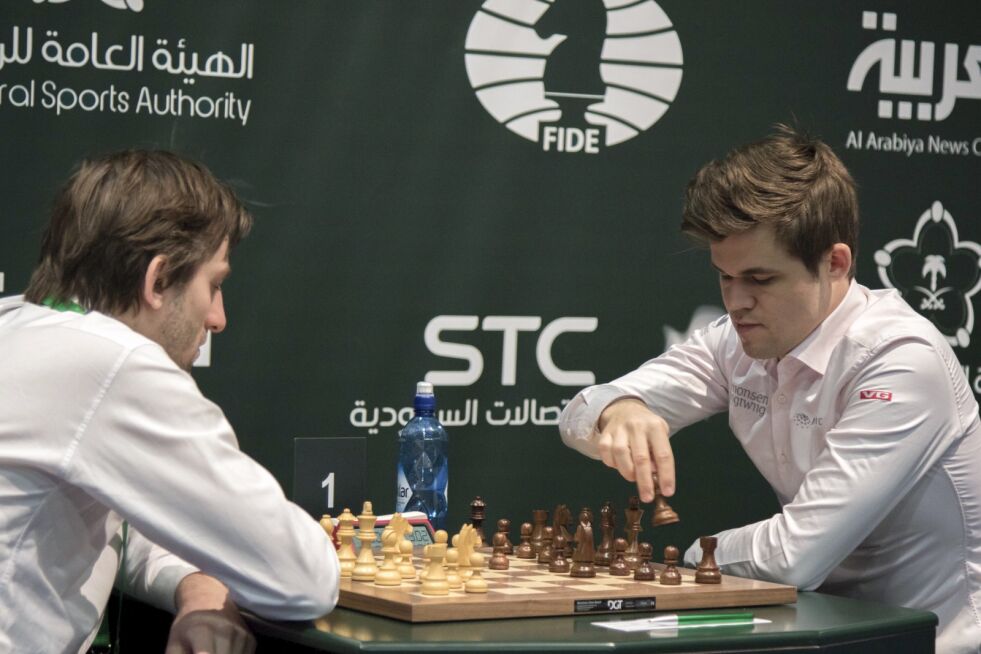 VM: Her er Magnus Carlsen i aksjon under fjorårets VM i lynsjakk i Saudi-Arabia. Her spiller han mot Alexander Grischuk. Foto: NTB Scanpix