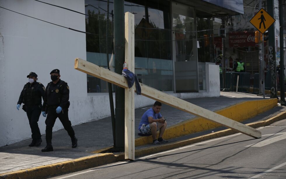 Alejandro Hernandez sitter ved siden av korset som han bærer for å minnes Jesu korsfestelse, i det populære nabolaget Iztapalapa, i Mexico City, fredag 10. april 2020, hvor politiet satte opp en barrikade for å hindre troende fra å samles til den årlige gjennomføringen Way of the Cross. Illustrasjonsbilde.