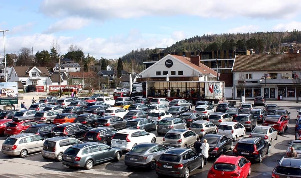 VENNESLA: 90 biler med om lag 200 mennesker deltok på påskegudstjeneste i Vennesla.
 Foto: Vennesla menighet / Facebook