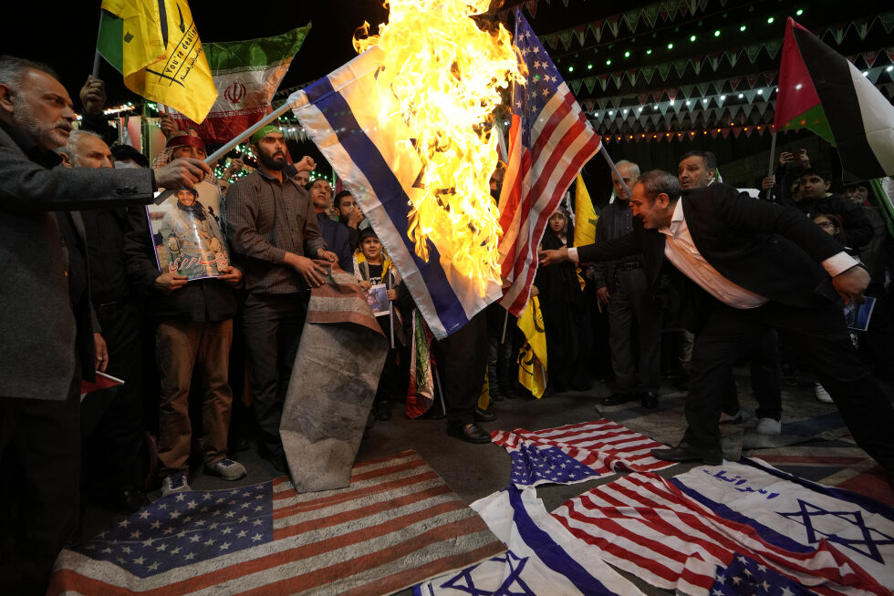 FLAGGBRENNING: Iranske demonstranter brenner amerikanske og israelske flagg for å fordømme drap på medlemmer av den iranske revolusjonsgarden i Syria, i sentrum av Teheran, Iran, mandag 1. april.