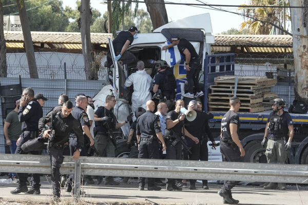Lastebil kjørte inn i busstopp i Israel – sjåføren skutt og drept