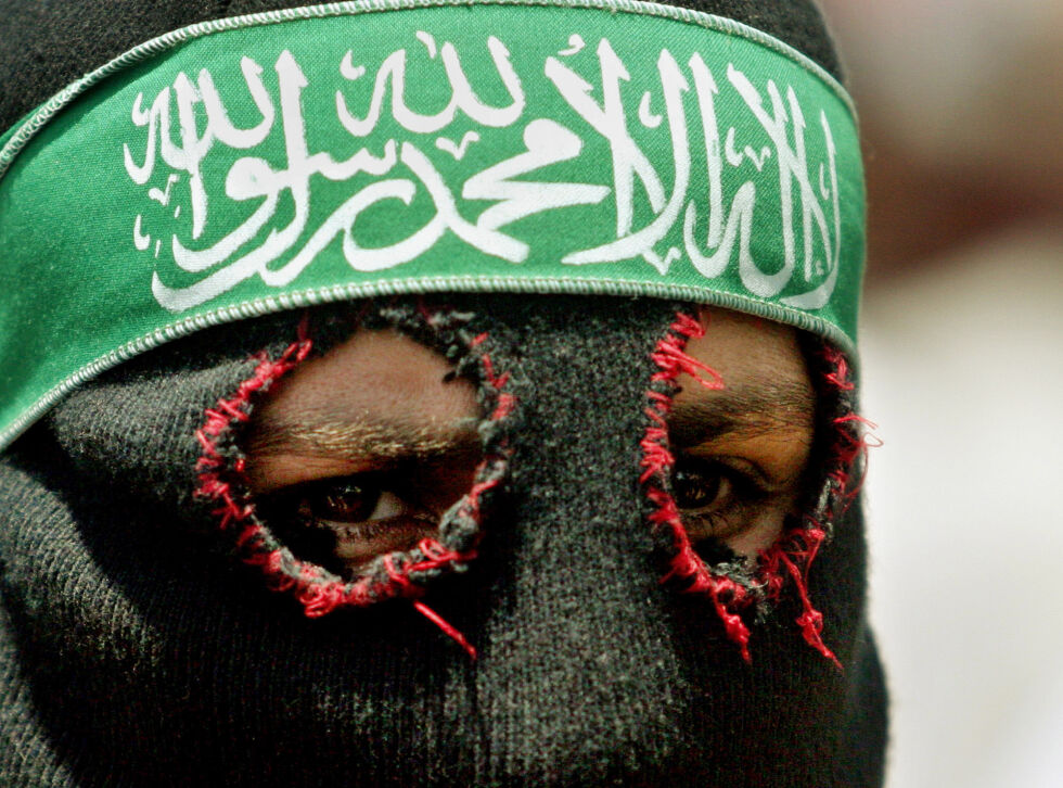 En maskert Hamas-terrorist. Hamas ønsker å gjøre hele verden til en islamsk stat, og de legger ikke skjul på det.
 Foto: NTB.