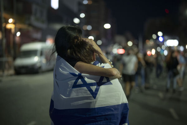 UD åpner WhatsApp-nummer der nordmenn i Israel kan ta kontakt
