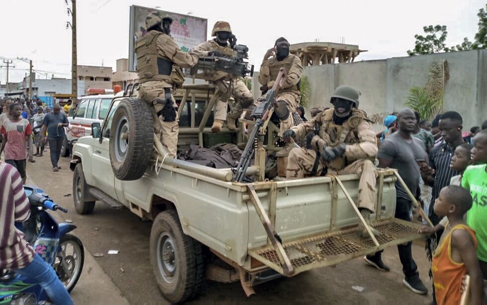 Soldater utenfor boligen til Malis president Ibrahim Boubacar Keita tirsdag. Noe senere ble presidenten tatt til fange av soldater.
 Foto: NTB scanpix