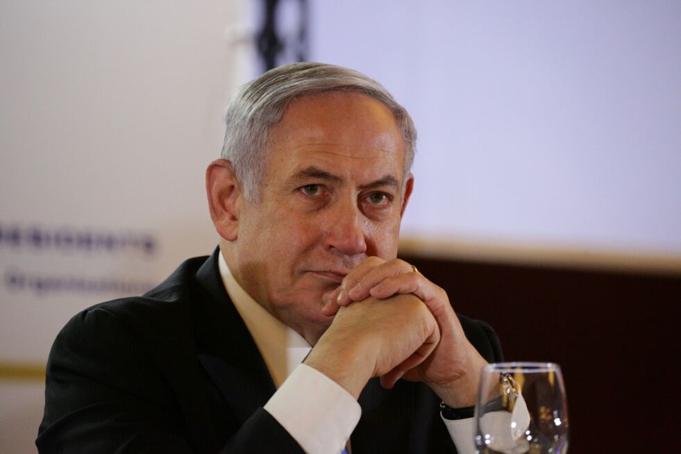 Israels statsminister Benjamin Netanyahu fikk ikke utsatt rettssaken der han er tiltalt for bestikkelser, svindel og tillitsbrudd. Han må derfor møte i retten 17. mars.
 Foto: Yehonatan Valtser/TPS