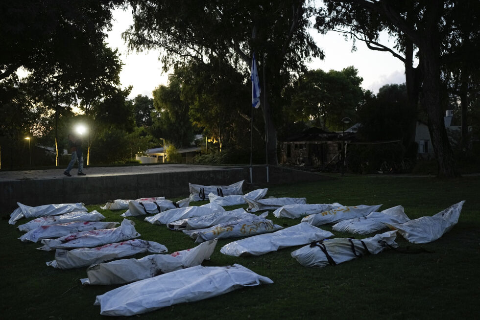 Palestinske terrorister i likposer på Kibbutz Be'eri, onsdag 11. oktober 2023.
 Foto: AP Photo/Ohad Zwigenberg/NTB.