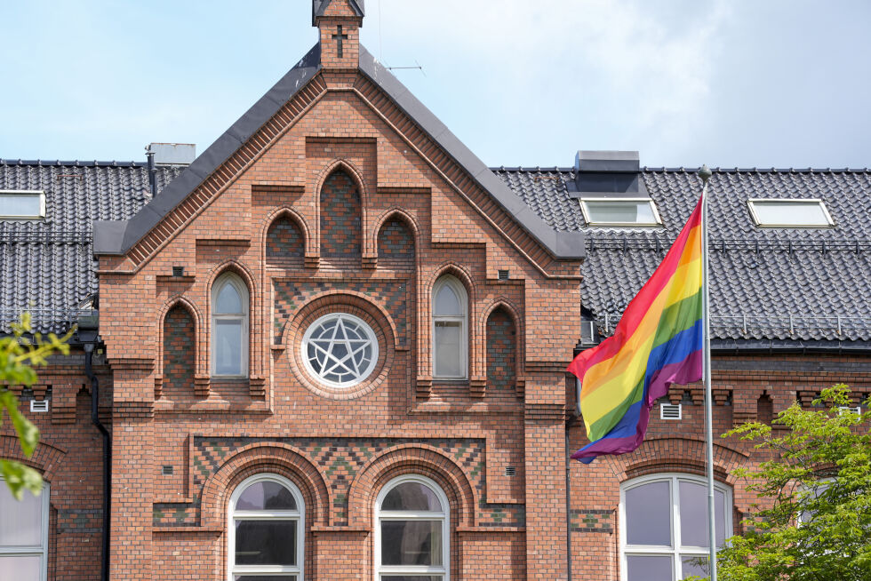 Noen egen flaggdag for Pride er ikke aktuelt ifølge kommunal- og distriktsminister Kjersti Stenseng. Her flagges det på Vålerenga skole i fjor.
 Foto: Terje Pedersen / NTB