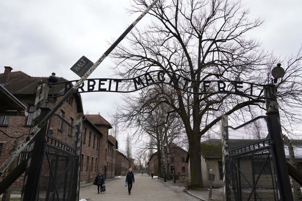 80 år etter frigjøringen av konsentrasjonsleiren Auschwitz markeres holocaustdagen utenfor hovedporten mandag. Statsminister Jonas Gahr Støre (Ap) og kronprins Haakon representerer Norge under minneseremonien.
 Foto: Czarek Sokolowski / AP / NTB