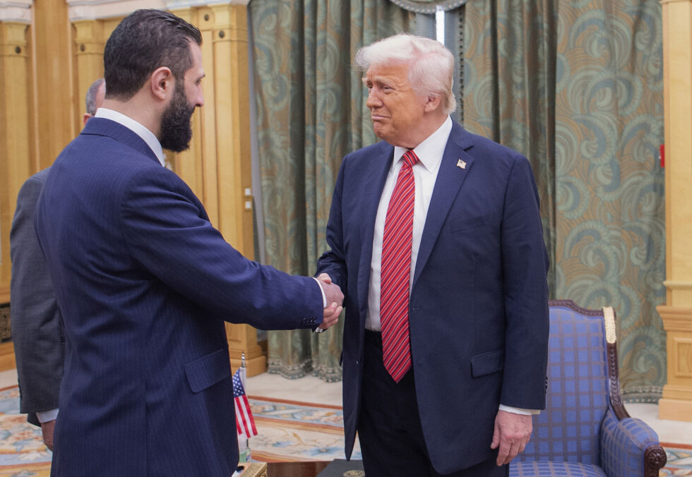 På dette bildet publisert av det saudiske kongelige palasset, håndhilser president Donald Trump, til høyre, på Syrias president Ahmad al-Sharaa i Riyadh, Saudi-Arabia, 14. mai 2025.
 Foto: Bandar Aljaloud/Saudi Royal Palace via AP/NTB