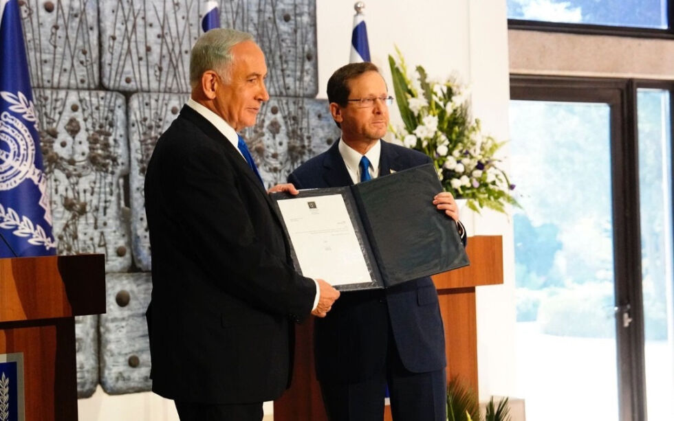 Israels president Isaac Herzog (til høyre) gir Benjamin Netanyahu i oppgave å danne Israels neste regjering i presidentens bolig i Jerusalem 13. november 2022.
 Foto: Ehud Amiton/TPS