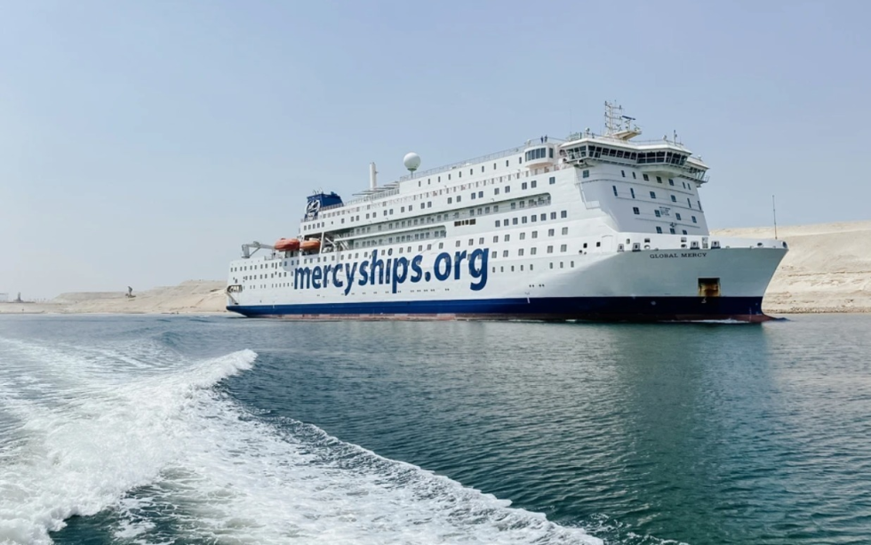 «Global Mercy» gjennom Suezkanalen på vei til Europa. Vanligvis koster det et enormt beløp å passere gjennom kanalen. Sykehusskipet fikk passere gratis.
 Foto: Mercy Ships