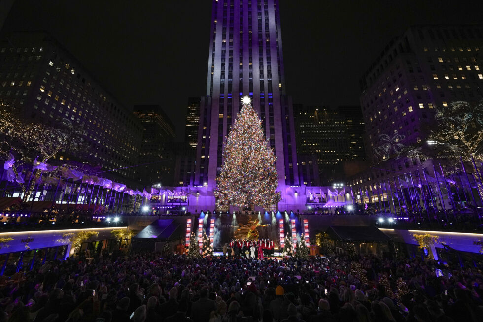 Julegrantenningen foran Rockefeller Center i New York onsdag 29. november.
 Foto: Seth Wenig/AP/NTB