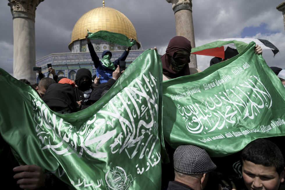 Ramadan 2023: Palestinere viser Hamas' flagg etter fredagsbønnen på Tempelhøyden. Israels forsvarsminister advarer mot at urolighetene i år kan overgå det ordinære.
 Foto: AP Photo/Mahmoud Illean/NTB.