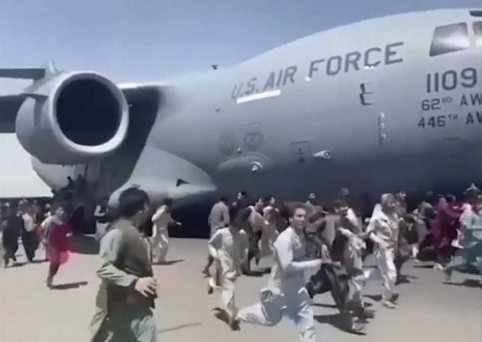 Fullstendig kaos: Hundrevis av mennesker løper ved siden av et U.S. Air Force C-17 transportfly som er på vei til å lette fra flyplassen i Kabul, Afghanistan, 16. august 2021.
 Foto: Ap
