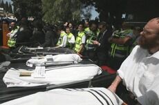 Drapsmannen beleiret i Toulouse - fire av ofrene gravlagt i Jerusalem