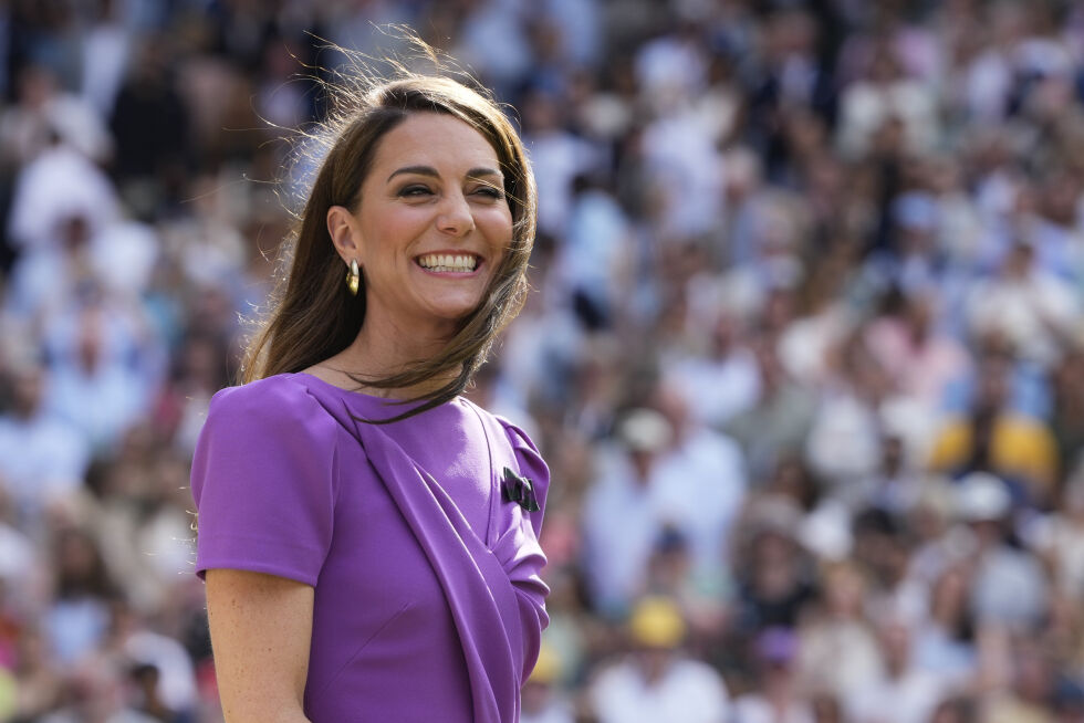 Prinsesse Kate vendte tirsdag tilbake på jobb for første gang siden hun kunngjorde at hun var ferdig med cellegiftkuren. Her er hun fotografert under Wimbledon-finalen for menn i London i juli.
 Foto: Kirsty Wigglesworth / AP / NTB