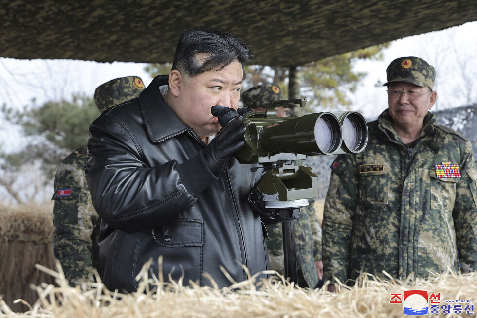 Kim Jong-un hadde mandag oppsyn med en øvelse på et kjernefysisk motangrep, ifølge Nord-Koreas statskontrollerte nyhetsbyrå. Dette bildet ble ifølge nordkoreanske myndigheter tatt da landets leder fulgte med på en artilleriøvelse i mars.
 Foto: NTB / Korean Central News Agency/Korea News Service via AP