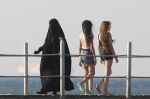 Kvinner i Syria må gå med burkini på stranda