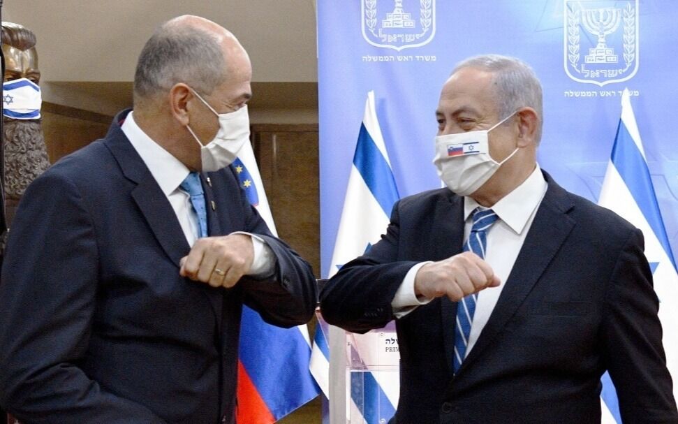 Slovenias statsminister Janez Jansa hilser på statsminister Benjamin Netanyahu i Jerusalem. Turen til Israel er Jansas første offisielle statsbesøk utenfor Europa.
 Foto: Haim Zach / GPO