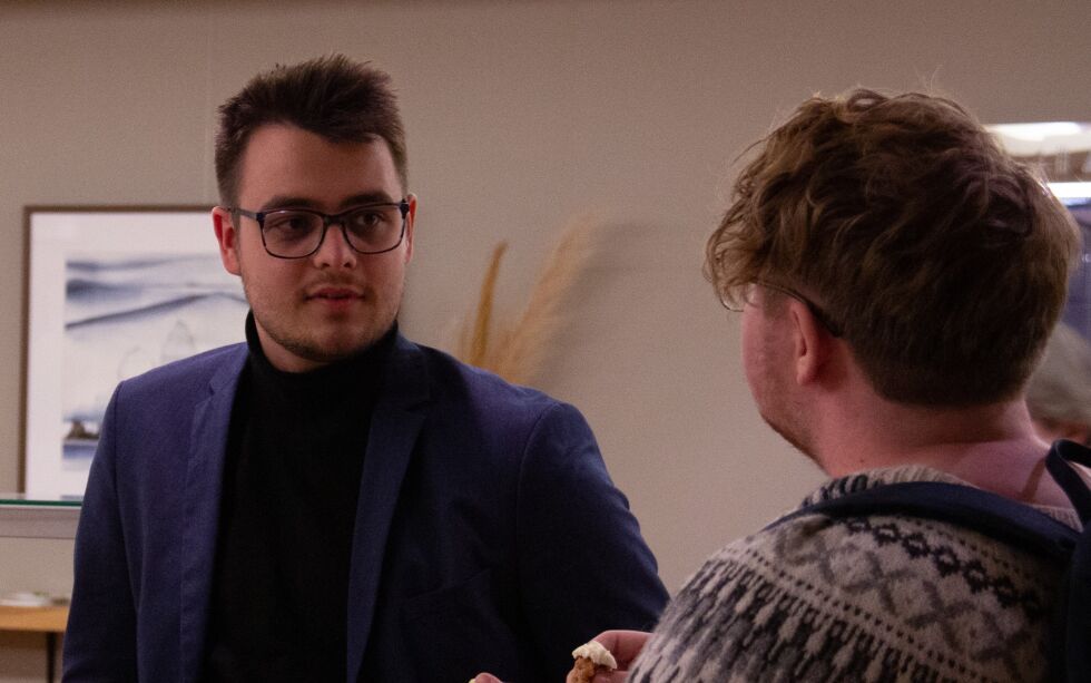 SKIFTET MENING: For Tobias Wang (t.v.), som valgt delegat til Kirkemøtet fra Ungdommens Kirkemøte (UKM), var det viktig å få avklart at pengene til støtte til nomineringsgrupper som har medlemmer i Kirkemøtet, ikke skulle tas fra menighetene, men fra budsjettet til kirkevalget.
 Foto: Ingunn Marie Ruud, KPK