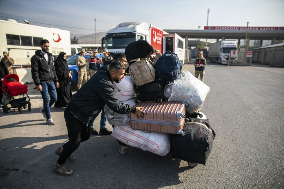 Syriske familier på vei ut fra Tyrkia og inn i Syria ved grenseovergangen Cilvegozu tidligere denne måneden.
 Foto: Metin Yoksu / AP / NTB