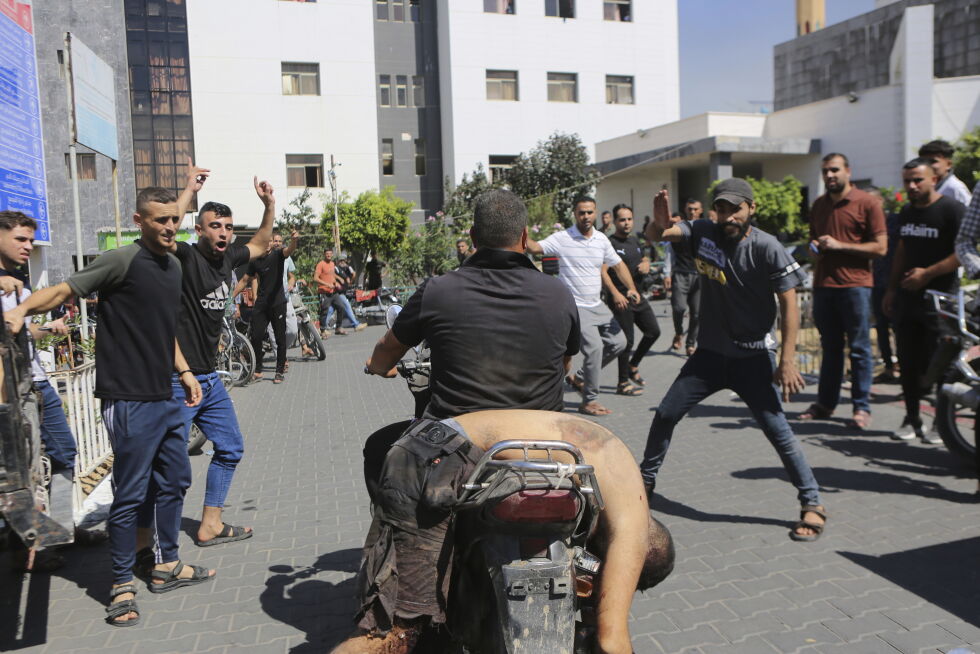 En palestiner kommer kjørende med liket av en myrdet israeler inn på Gazastripen.
 Foto: AP Photo/Abed Abu Reash/NTB.