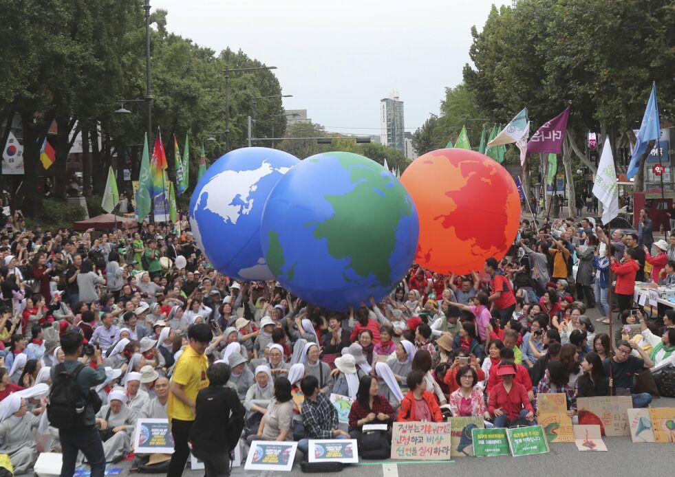 Miljøaktivistane bar på jordklodeballongar i demonstrasjonen lørdag 21. september i Seoul, Sør-Korea, som en del av klimastreiken i forkant av FNs klima-samling, og forlangte tiltak for å stoppe klimakrisen.
 Foto: AP/Ahn Young-joon.