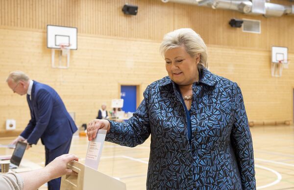 Høytidsstemte og spøkefulle partiledere ved valgurnene