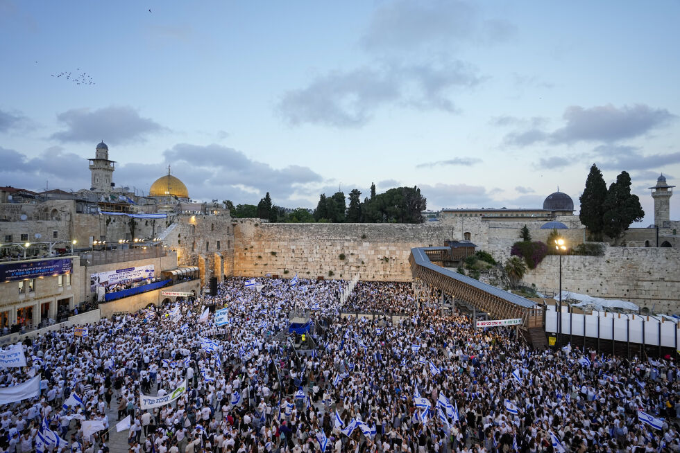 Tusenvis av israelere ved Vestmuren under markeringen av Jerusalemdagen 18. mai 2023.
 Foto: NTB/AP Photo/Ohad Zwigenberg