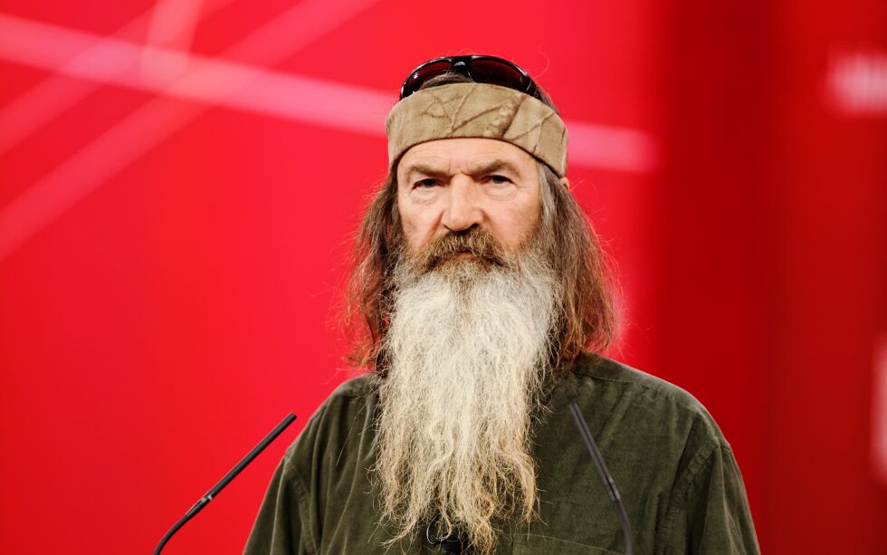 Phil Alexander Robertson (24. april 1946 – 25. mai 2025) var en amerikansk profesjonell jeger, forretningsmann (grunnlegger av Duck Commander-selskapet), og reality-TV-stjerne i den populære TV-serien Duck Dynasty.
 Foto: Michael Vadon/Flickr