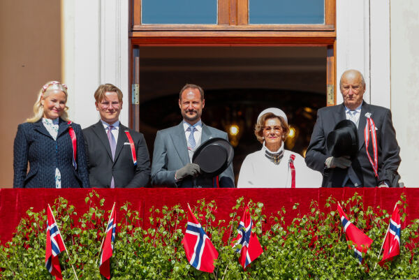 Kong Harald tilbake på jobb – hilser barnetoget fra slottsbalkongen
