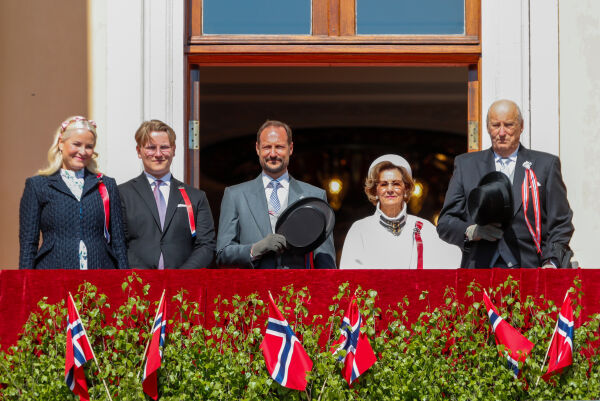 Kong Harald tilbake på jobb – hilser barnetoget fra slottsbalkongen