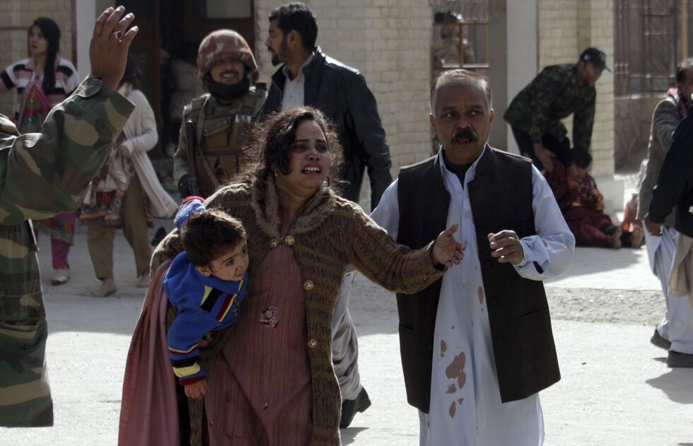 Minst ni mennesker ble drept og 30 såret da to selvmordsbombere slo til mot en fullsatt kirke i Quetta i Pakistan søndag. Foto: AP / NTB scanpix