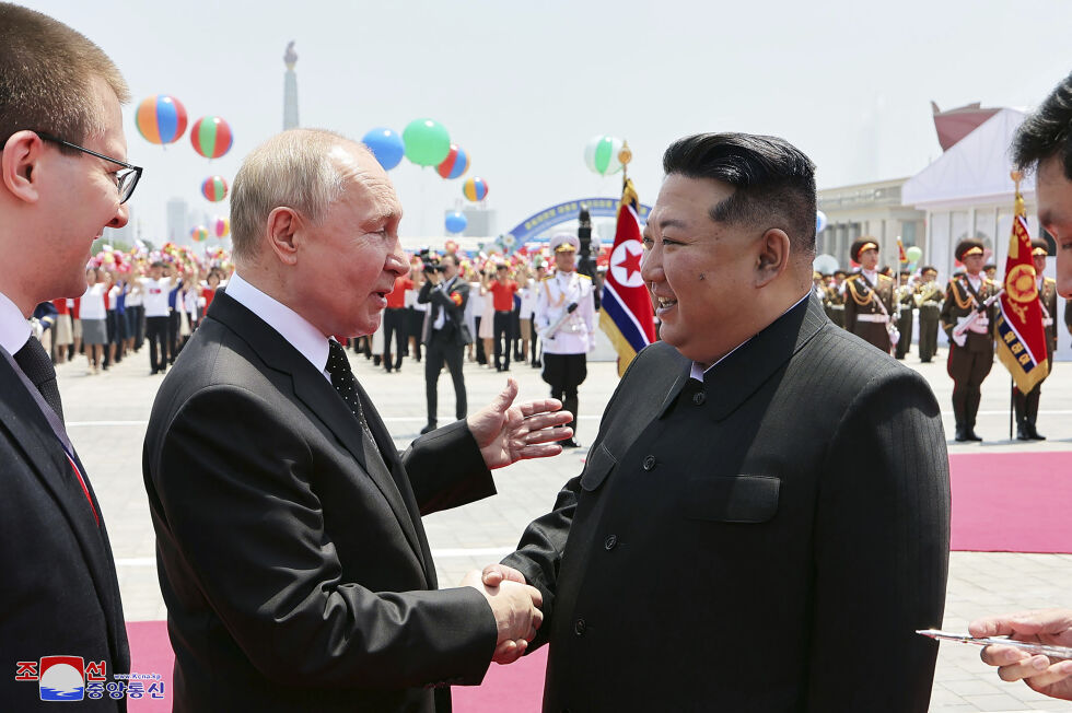 INNGIKK ALLIANSE: På dette bildet levert torsdag 20. juni 2024 av den nordkoreanske regjeringen, håndhilser Russlands president Vladimir Putin til venstre, på Nord-Koreas leder Kim Jong Un i Pyongyang, Nord-Korea, onsdag 19. juni.
 Foto: NTB/AP
