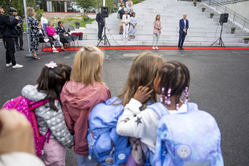 Statsminister Jonas Gahr Støre (Ap)og kunnskapsminister Tonje Brenna (Ap) på Vestli skole i Oslo. En stemme til de rød-grønne kan svekke friskolenes fremtid, mener Jørg Arne Jørgensen.
 Foto: Javad Parsa / NTB.