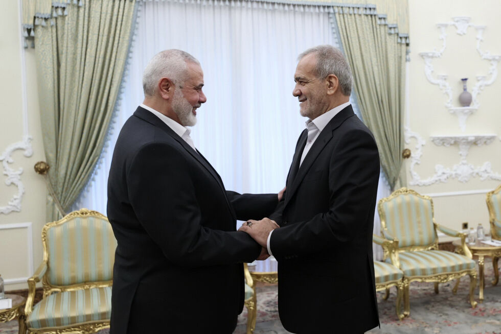 En rekke vestlige ledere ber Irans president Masoud Pezeshkian (til høyre) unngå opptrapping og avstå fra hevnangrep etter at Hamas-leder Ismail Haniyeh (til venstre) ble drept i et antatt israelsk angrep i Iran for to uker siden.
 Foto: Irans presidentkontor / AP / NTB