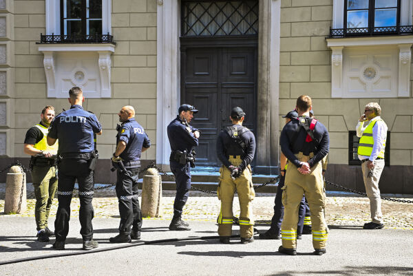 Mann kastet brannbombe mot slottet – anholdt av politiet