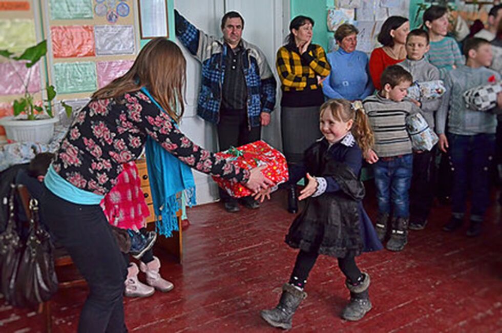 Pakkeutdeling: Barn i Ukraina får julegaver fra Øygarden.
 Foto: Nordic Harvest Mission
