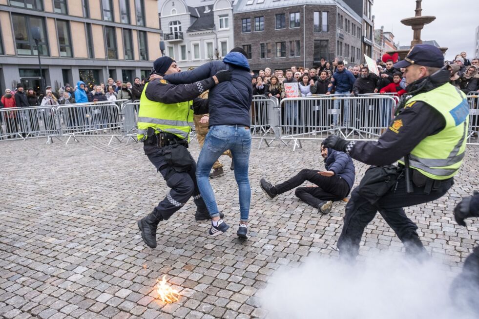 Stopp islamiseringen av Norge (Sian) satte fyr på et eksemplar av Koranen under en demonstrasjon i Kristiansand 16. november. Justisminister Jøran Kallmyr (Frp) mener brenning av religiøse bøker må tillates innenfor ytringsfriheten.
 Foto: Tor Erik Schrøder/NTB Scanpix