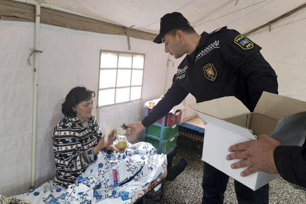 Armenerne i Nagorno-Karabakh sier nødhjelp er på vei