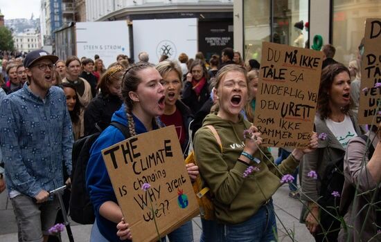 BRØLER: Emilie Wilhelmine Myren (16) og Maria Louise Hansen (16) synes det er bra at kirken, og ikke bare de unge, engasjerer seg og brøler for klimaet. FOTO: Ingunn Marie Ruud, KPK