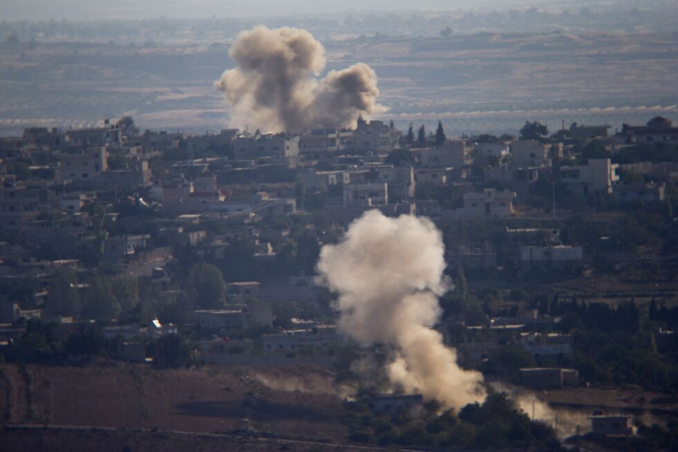 Røyk fra krigshandlinger i den syriske byen Jubata al-Khashab, sett fra israelsk side av grensen på Golan-høydene. Illustrasjonsfoto: AP / NTB Scanpix.